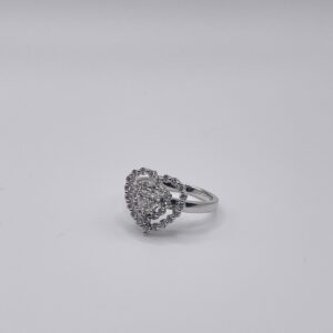 Stunning 18k white gold diamond ring